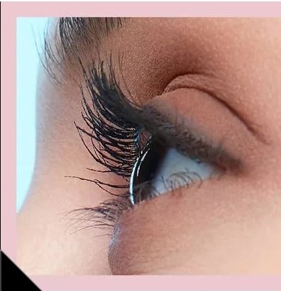 Cils fins transform&eacute;s par le mascara Sky High effet extensions